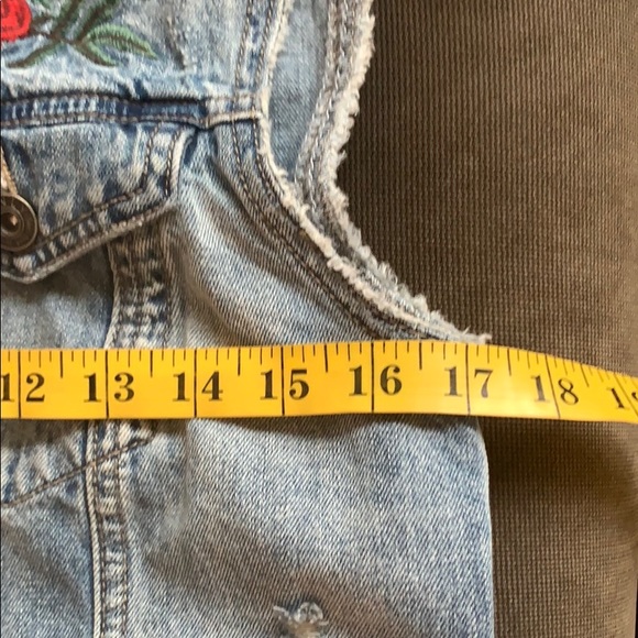 Denim vest with rose patches - Picture 11 of 11